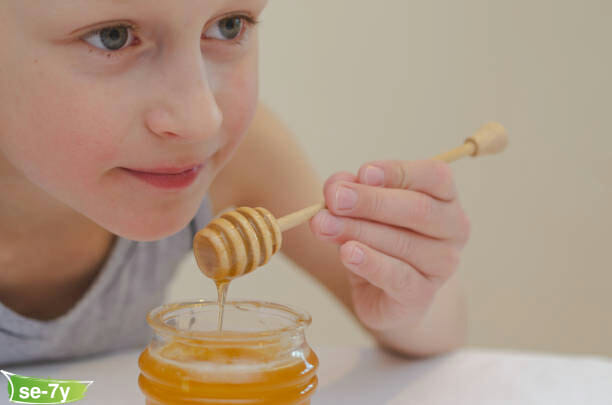 هل العسل الخام آمن للأطفال؟